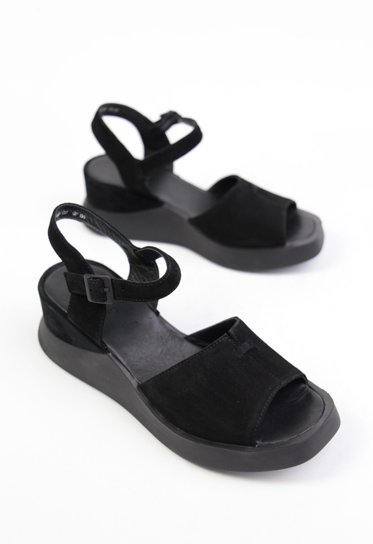 картинка Босоножки замшевые Benito от магазина Pratik